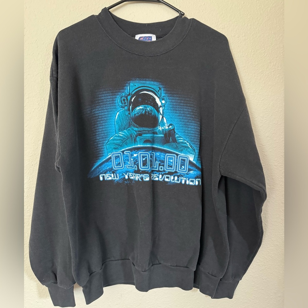 COPY - Oversized graphic crewneck astronaut New Year’s resolution
